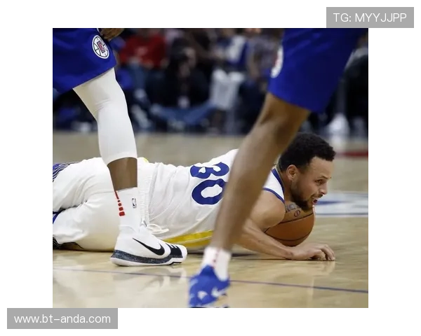 凯尔凯兹倒地护球精彩瞬间再现